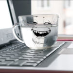 De l'eau sur l'ordinateur portable.