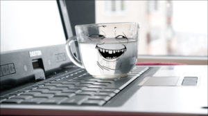 De l'eau sur l'ordinateur portable.