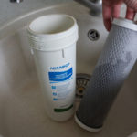 Pourquoi mon filtre à eau devient-il vert ?