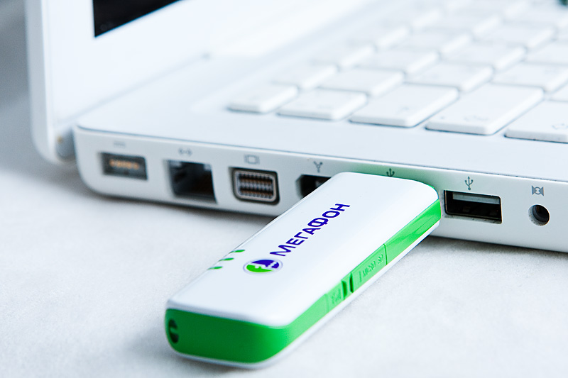 Le modem est inséré dans le connecteur USB de l'ordinateur portable.