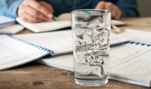 pourquoi y a-t-il un verre d'eau sur le bureau ?