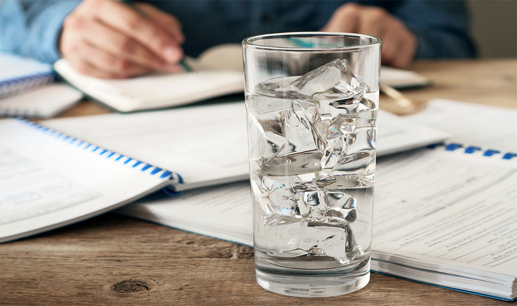 pourquoi y a-t-il un verre d'eau sur le bureau ?
