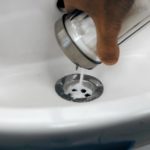 Versez du sel dans l'évier.