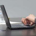 travailler sur un ordinateur portable