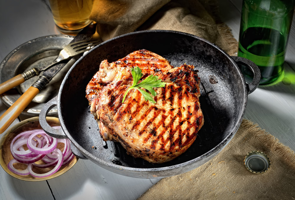 Viande dans une poêle. 