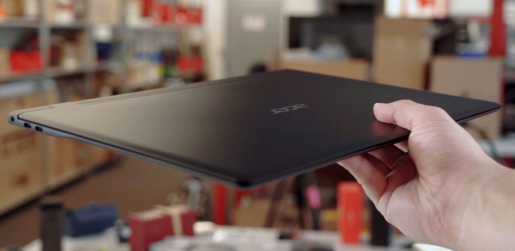 Un ordinateur portable fin d'Acer en main.