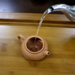 pourquoi faut-il verser de l'eau bouillante sur la bouilloire ?