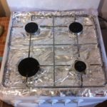 Assiette recouverte de papier d'aluminium.