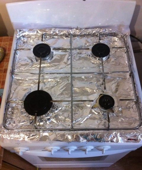 Assiette recouverte de papier d'aluminium.