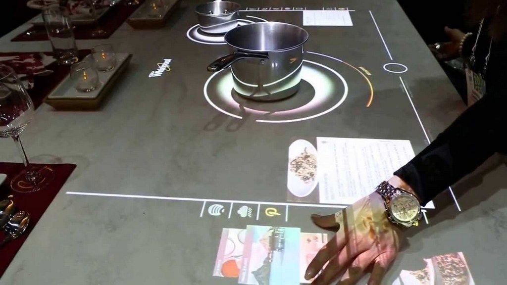 Table de cuisson interactive Whirlpool.