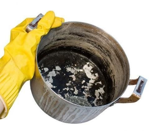 Vous devez porter des gants lors du nettoyage de la poêle.