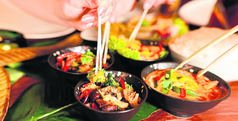 Pourquoi les Asiatiques mangent-ils avec des bâtonnets ?