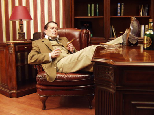 Jambes jetées sur la table