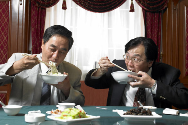 Pourquoi les Asiatiques mangent-ils avec des bâtonnets ?