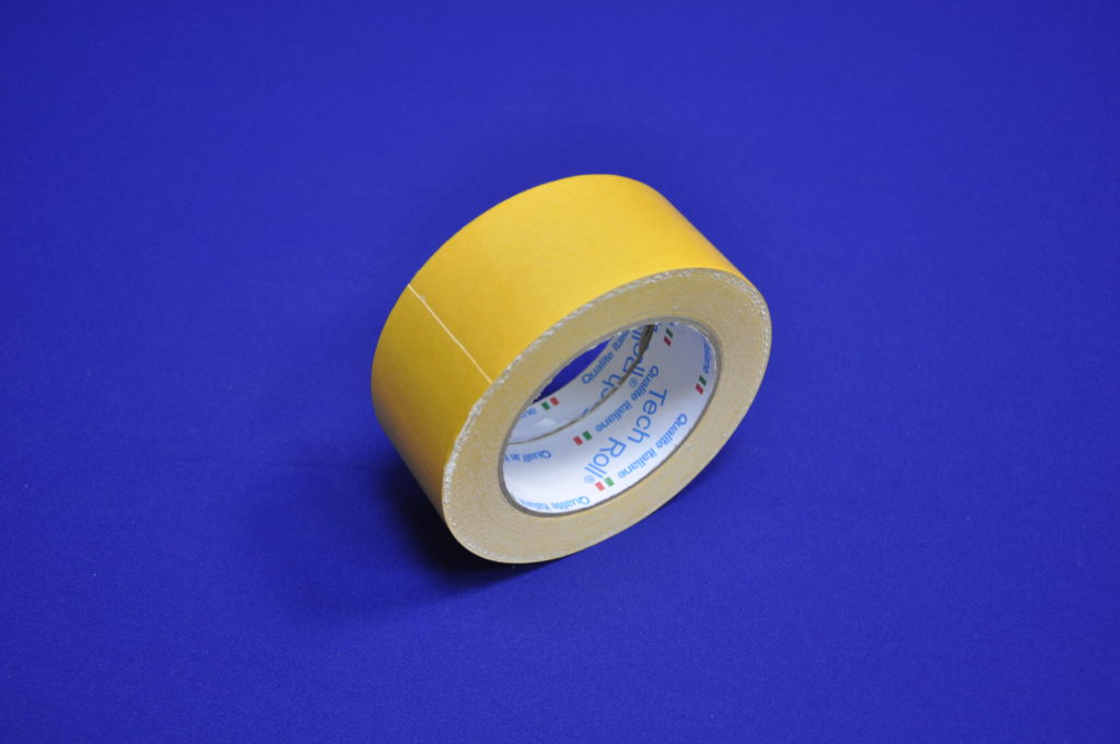 Ruban adhésif double face.