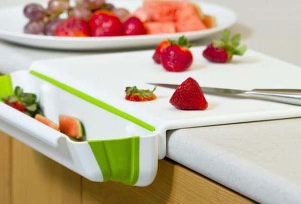 Planche à découper avec conteneur à déchets.