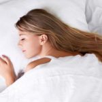 Un homme dort sur un oreiller.