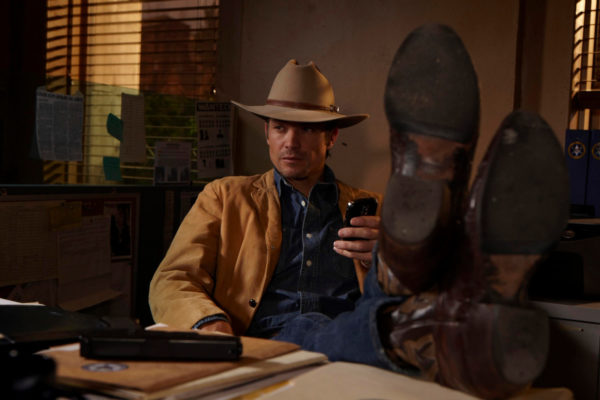 Jambes jetées sur la table