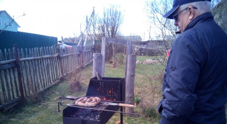 Barbecue sur un terrain de jardin personnel.