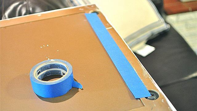 Fixation de l'image à l'aide de ruban adhésif double face.