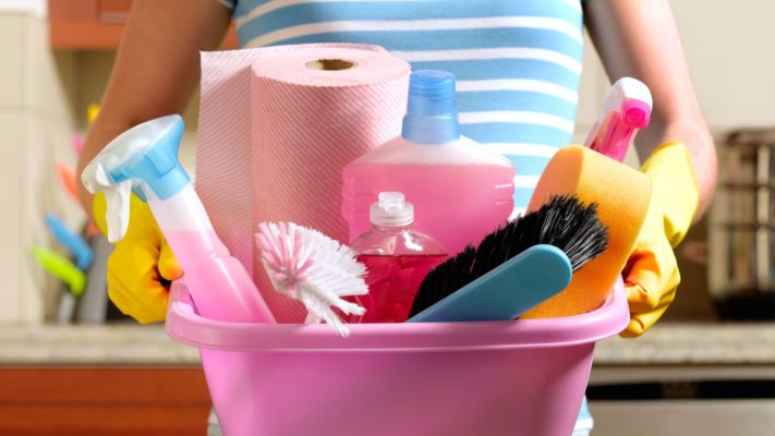 Produits chimiques ménagers qui ne peuvent être manipulés qu'avec des gants