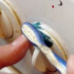 Comment nettoyer les poignées de poêle de la graisse sans effacer les inscriptions