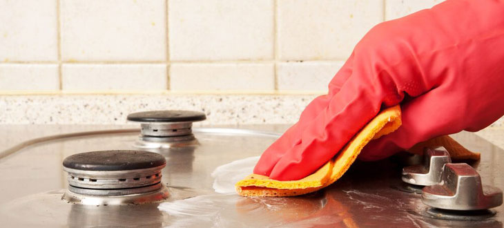 Essuyez la cuisinière avec du vinaigre