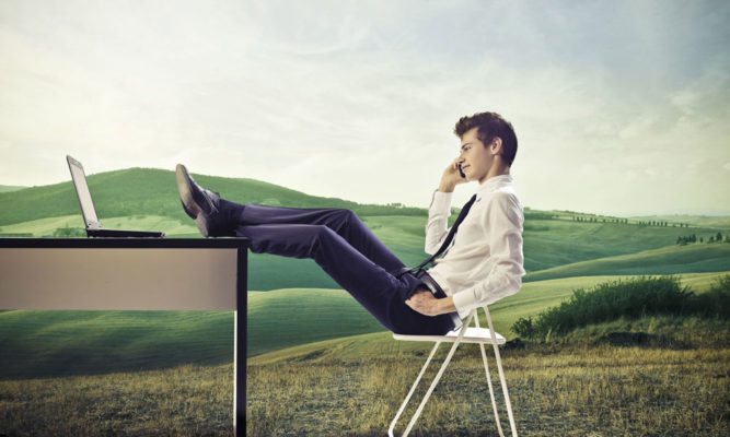 Jambes jetées sur la table