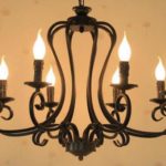 Un grand lustre est gourmand même avec les femmes de ménage