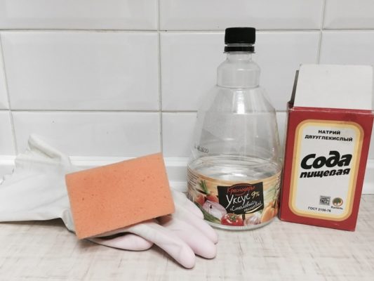 Essuyez la cuisinière avec du vinaigre