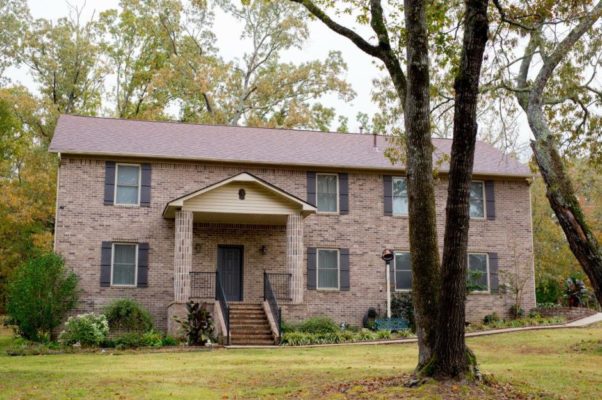 Aux USA, une mère de 4 enfants a construit une maison grâce aux leçons sur YouTube