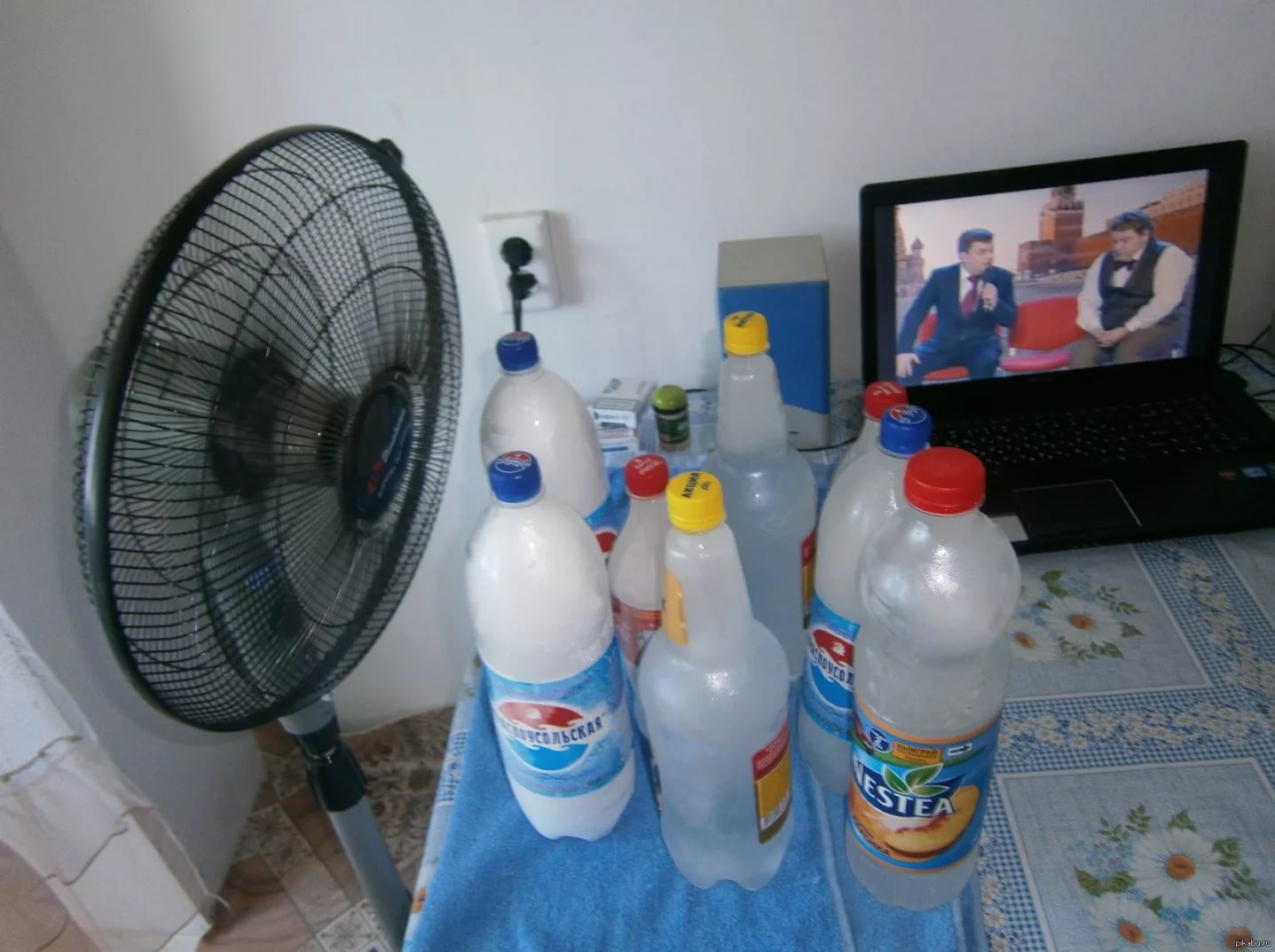 bouteilles d'eau devant le ventilateur