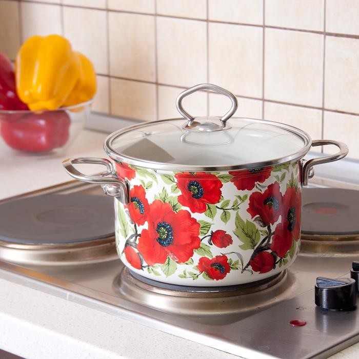 Poêle émaillée sur la cuisinière.