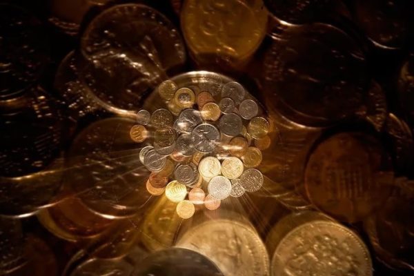 Pourquoi mettent-ils des pièces de monnaie dans le coin de la pièce ?