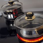 Plats sur une cuisinière vitrocéramique.