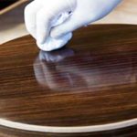 Polissage de meubles.