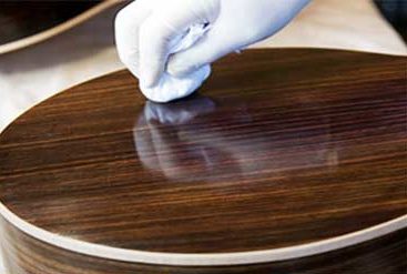 Polissage de meubles.