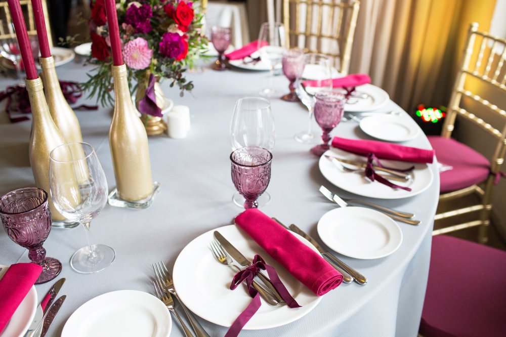 Plats blancs pour servir.