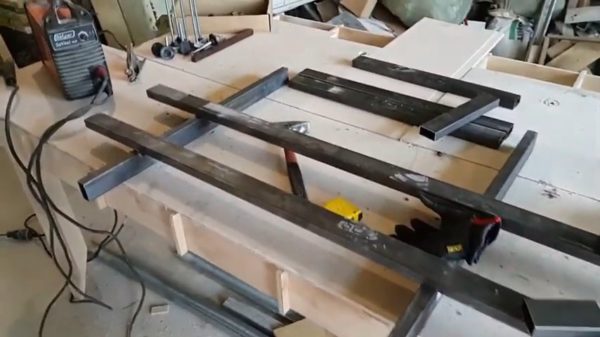 Structure en métal soudé.