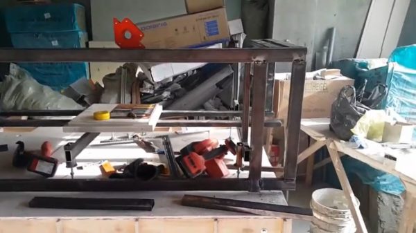 Structure en métal soudé.