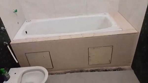 Structure métallique recouverte de plaques de plâtre.