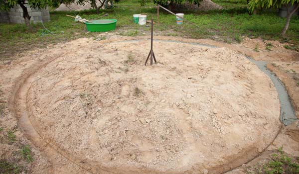 Le gars lui-même a construit une maison confortable en seulement 40 jours