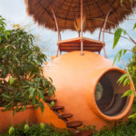 Le gars lui-même a construit une maison confortable en seulement 40 jours