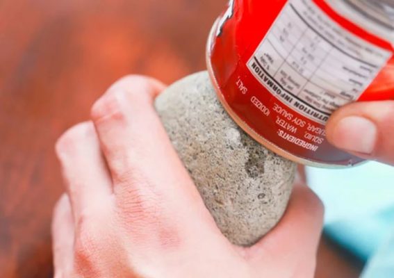 Comment ouvrir une boîte de conserve sans couteau ni ouvre-boîte - 5 meilleures façons