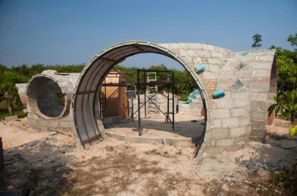 Le gars lui-même a construit une maison confortable en seulement 40 jours