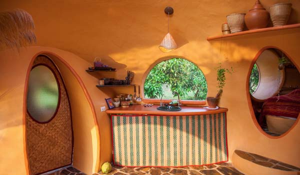 Le gars lui-même a construit une maison confortable en seulement 40 jours