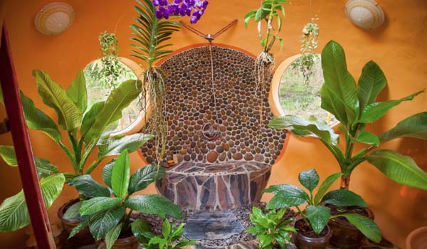 Le gars lui-même a construit une maison confortable en seulement 40 jours