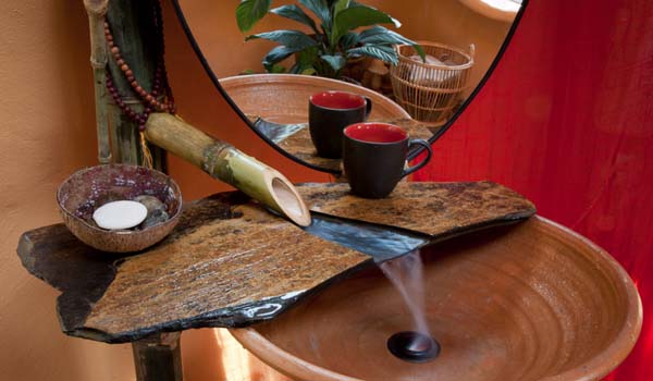 Le gars lui-même a construit une maison confortable en seulement 40 jours