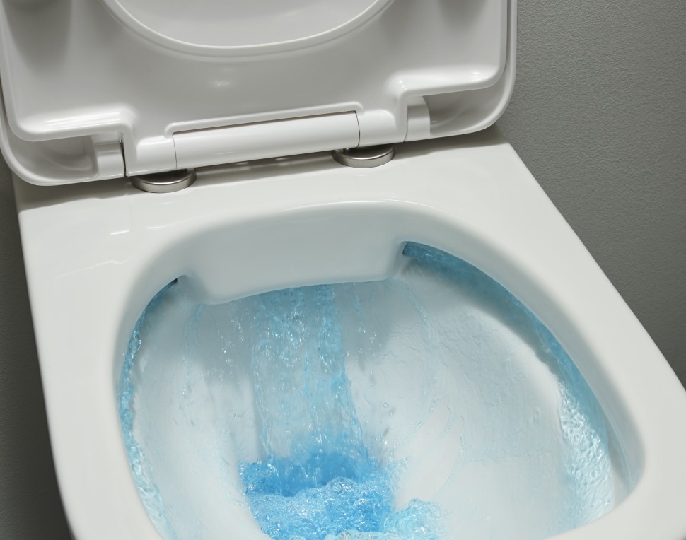 WC suspendu avec anti-éclaboussures.