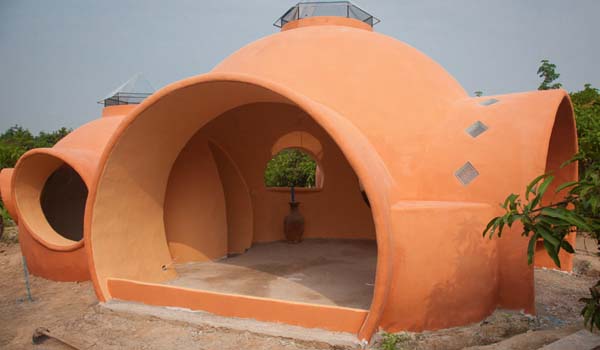 Le gars lui-même a construit une maison confortable en seulement 40 jours